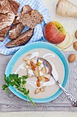 Parsnip soup with almonds and apples