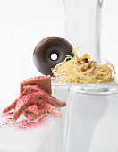 Geeiste Doughnuts mit Schokoglasur und Himbeer-Ricotta-Schmarrn