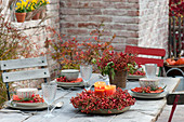 Hagebutten-Tischdeko auf der Herbstterrasse