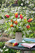 Frühlingsstrauß im Krug : Tulipa 'Synaeda King' ( Lilienblütige  Tulpen )