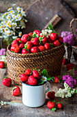 Frische Erdbeeren und Blumen