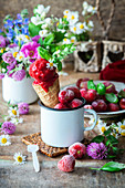 Eistüte mit Erdbeer-Basilikum-Sorbet