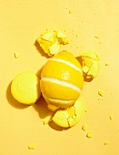 Zitrone und Zitronen-Macarons auf gelbem Untergrund