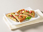 Fladenbrot-Pizza mit Prosciutto und Basilikum