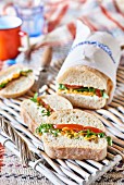 Tomaten-Käse-Sandwich in Papier gewickelt fürs Picknick