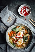 Pho-Suppe mit Pilzen, Karotten, Pak Choi und Eiern (Vietnam)