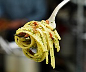 Linguine with pesto on a fork
