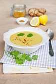 Jerusalem artichoke and potato soup with curry powder