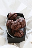 Glutenfreie Kekse mit Schokolade gefüllt, in schwarzer Schachtel