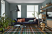 Karierter Teppich im Wohnzimmer mit blauen Wänden