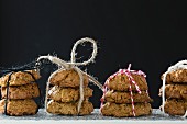 Mehrere Stapel Quinoa-Kokos-Cookies zusammengebunden mit Bändchen