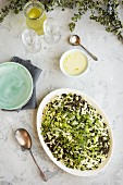 Veggie-Salat mit schwarzen Linsen und Gemüse dazu Feta-Minze-Vinaigrette