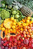 Obst und Gemüse arrangiert im Farbverlauf (Aufsicht)