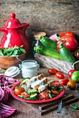Salat mit gebratenem Hähnchen, Zucchini, Tomaten und Joghurtdressing
