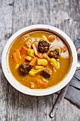 Golden curry soup with carrots and meatballs (China)