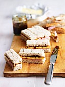 Mini-Sandwiches mit Schinken und Brie
