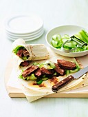 Lammfleisch-Wraps mit Gurke und Hoisinsauce