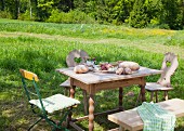 Brotzeit auf rustikalem Tisch im Garten