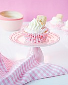 Cupcakes with strawberry cream and shortbread
