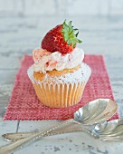 Cupcake mit Erdbeercreme und frischer Erdbeere