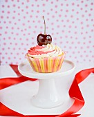 Cupcake mit Buttercreme und Kirsche