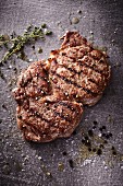 Gegrilltes Ribeye Steak mit Thymian, Salz und Pfeffer