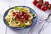 Spaghettis à la bolognaise with basil