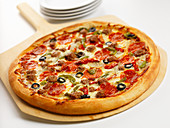 Pizza mit Peperoniwurst und Oliven