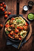 Schweinefleisch-Fenchel-Hackbällchen mit Spaghetti, Tomatensauce und Pesto