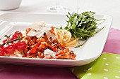Spaghetti Bolognese mit Rucola und Parmesan (vegetarisch)