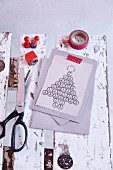 DIY-Weihnachtskarten mit gestempelten Tannenbaummotiv aus Friedenszeichen