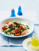 Bohnen-Erbsen-Salat mit Tomaten und Wurstscheiben