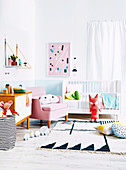 Modernes Kinderzimmer mit Babybett und grafischen Mustern