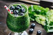 Smoothie with spinach, romaine lettuce and blueberries