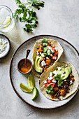 Tacos mit Linsen, Feta, Avocado und geräuchertem Paprikapulver