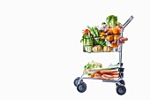 Einkaufswagen mit frischem Obst und Gemüse