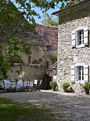 Gedeckter Tisch im Hof eines alten französischen Châteaus