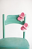 DIY-Schmetterlinge aus Filz am grünen Stuhl