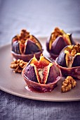 Baked figs with ham, Roquefort and nuts