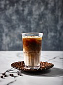 Caffe Latte mit Eiswürfeln