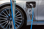 BMW plug-in hybrid vehicle charging