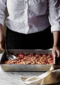 Frau serviert glutenfreien Cobbler mit Steinfrüchten
