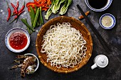 Udon-Nudeln mit Garnelen und Gemüse: Zutaten in Schälchen (Asien)
