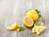 Zitronen, ganz und geschnitten