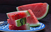Wassermelonenstücke auf Teller