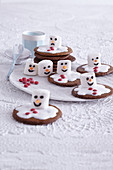 Melted snowmen made from marshmallows (Christmas biscuits, USA)