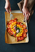 Rainbow-Pizza mit Broccoliboden