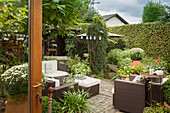 Blick auf Terrasse mit eleganten Outdoor-Möbeln und Topfpflanzen