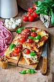 Focaccia mit Salami, Pesto Rosso und Käse