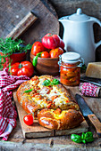 Tomaten-Käse-Brot, angeschnitten
